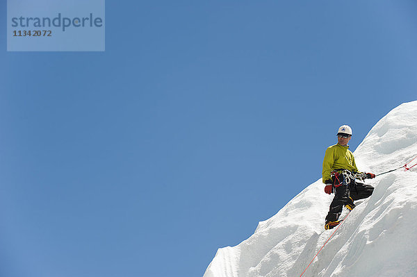 Ein Bergsteiger übt an einer Eiswand  um sich auf die Besteigung des Everest vorzubereiten  Khumbu-Region  Nepal  Asien