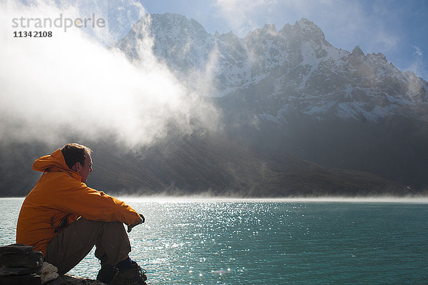 Ein Trekker in der Everest-Region schaut auf den Gokyo-See  Khumbu-Region  Nepal  Asien