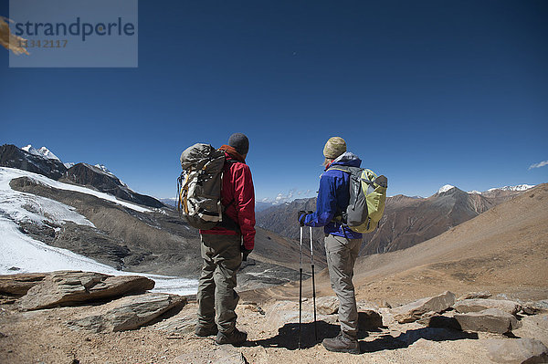 Wanderer auf dem Gipfel des Kagmara La  dem höchsten Punkt des Kagmara-Tals auf 5115 m  Region Dolpa  Himalaya  Nepal  Asien