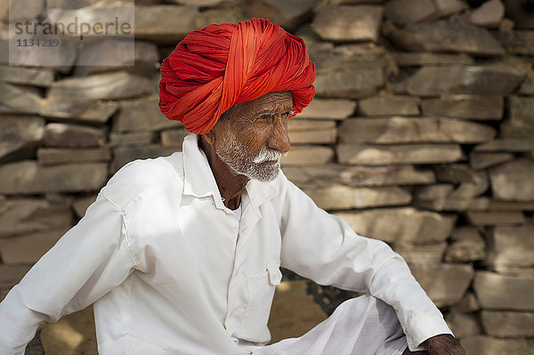 Ein alter Mann aus Bundi ruht sich in den heißen Stunden des Tages aus  Rajasthan  Indien  Asien
