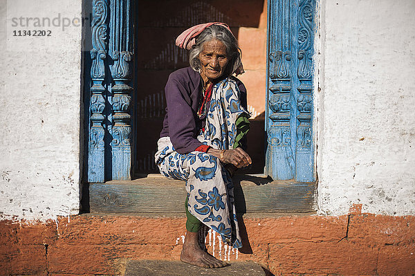 Eine alte Frau sitzt vor ihrem Haus in Uttarakhand  Indien  Asien