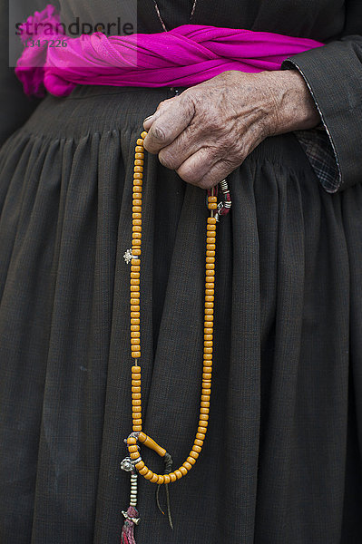 108 Perlen sind auf einer Girlande aus buddhistischen Gebetsperlen aufgereiht  wobei die Perlen in der Regel aus duftendem Holz wie Sandelholz bestehen  Ladakh  Indien  Asien