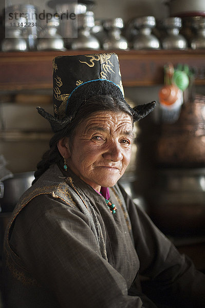 Eine ladakhische Frau in traditioneller Kleidung  Ladakh  Indien  Asien