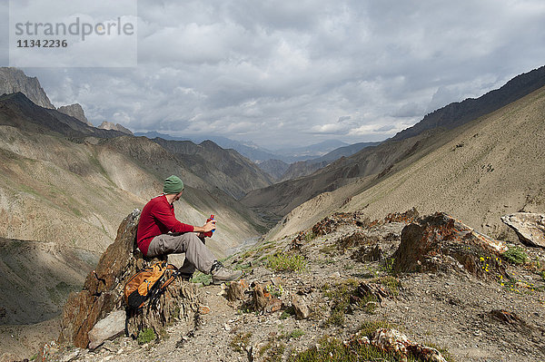 Auf dem Hidden-Valleys-Trek in Ladakh  einer abgelegenen Himalaya-Region  Indien  Asien  halten wir an  um die Aussicht vom Gipfel des Konze La auf 4900 m zu genießen.