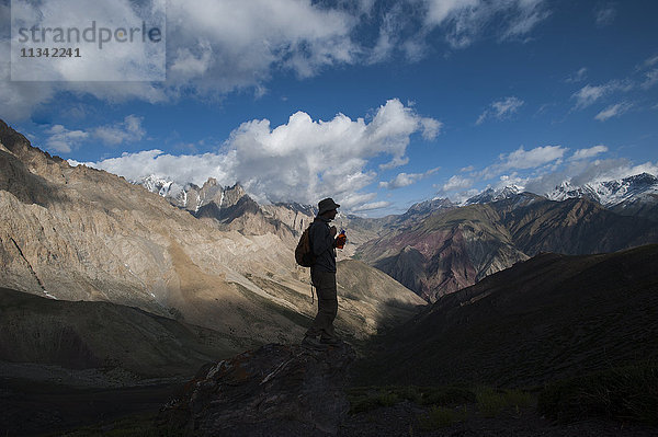 Genießen Sie die Aussicht vom Gipfel des Dung Dung La während des Hidden-Valleys-Trekkings in Ladakh  einer abgelegenen Himalaya-Region  Indien  Asien
