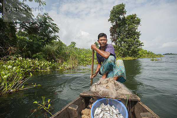 Ein Fischer am Kaptai-See in den Chittagong Hill Tracts in Bangladesch  Asien