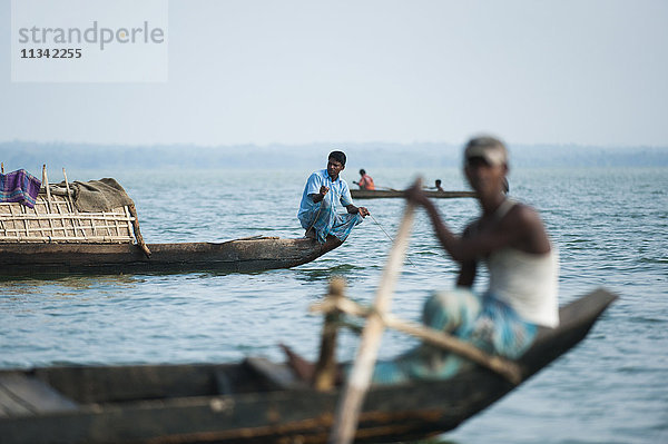 Fischerboote auf dem Kaptai-See in den Chittagong Hill Tracts  Bangladesch  Asien