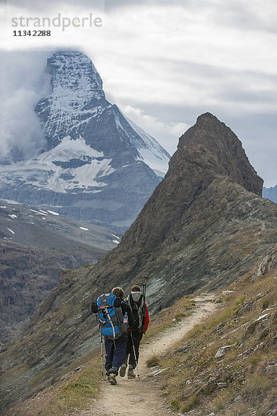 Wanderung in den Schweizer Alpen bei Zermatt mit Blick auf das Matterhorn in der Ferne  Zermatt  Wallis  Schweiz  Europa