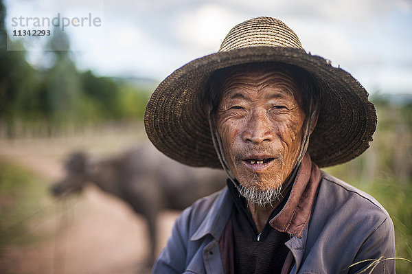 Ein alter Bauer in der Nähe von Yuanmou  Provinz Yunnan  China  Asien