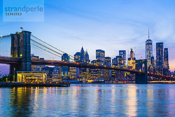 Brooklyn Bridge und Manhattan Skyline bei Sonnenuntergang  New York City  New York  Vereinigte Staaten von Amerika  Nordamerika
