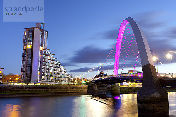 Clyde Arc (Squinty Bridge) und Wohnhäuser  Fluss Clyde  Glasgow  Schottland  Vereinigtes Königreich  Europa