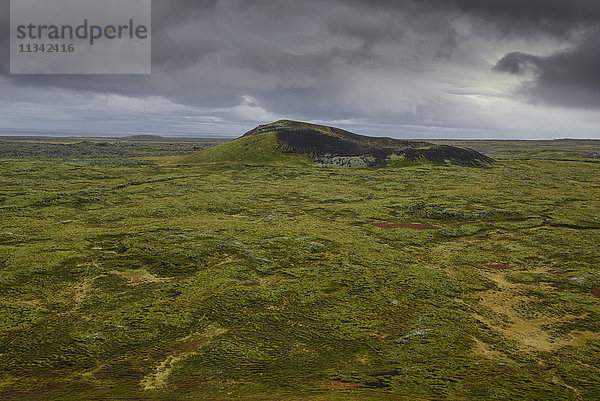 Vulkankrater und moosbewachsene Lavafelder auf der Halbinsel Snaefellsness  Island  Polarregionen