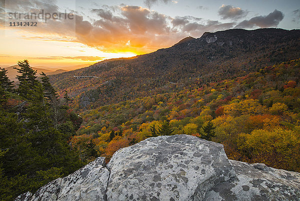 Sonnenuntergang und Herbstfarben am Grandfather Mountain  am Blue Ridge Parkway  North Carolina  Vereinigte Staaten von Amerika  Nordamerika