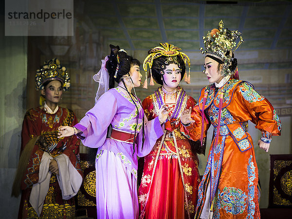 Chinesische Opernaufführung während des Hungry Ghost Festivals  Penang  Malaysia  Südostasien  Asien