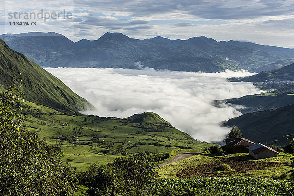 Wolkenverhangenes Tal im zentralen Hochland der Anden  das die Eisenbahnlinie Nariz del Diablo unterhalb von Chunchi verbirgt  Ecuador  Südamerika