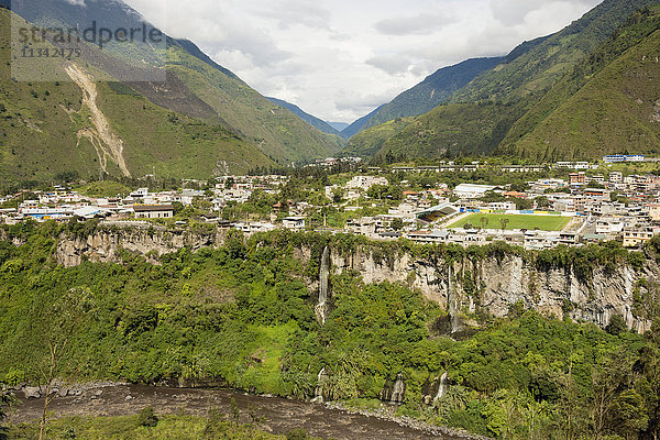 Zentrales Hochland  Stadt Banos  gebaut auf einer Lavaterrasse  Ecuador  Südamerika