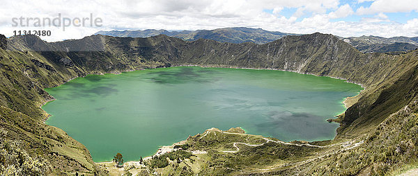 Lago Quilotoa  Caldera-See in einem erloschenen Vulkan im zentralen Hochland der Anden  Ecuador  Südamerika