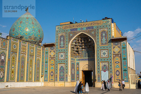 Haupteingang  Aramgah-e Shah-e Cheragh (Mausoleum des Königs des Lichts)  Shiraz  Iran  Naher Osten