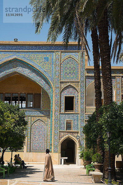 Mullah beim Überqueren des Hofes von Madraseh-ye Khan  Shiraz  Iran  Naher Osten