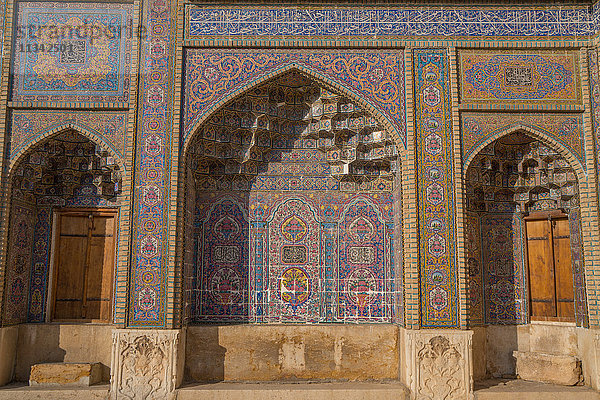 Kacheln aus dem späten 19. Jahrhundert in der Nasir-al-Molk-Moschee  Shiraz  Iran  Naher Osten