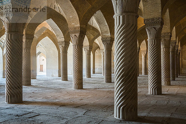 Die Gebetshalle mit 48 geschnitzten Säulen  Masjed-e Vakil (Regentenmoschee)  Shiraz  Iran  Naher Osten