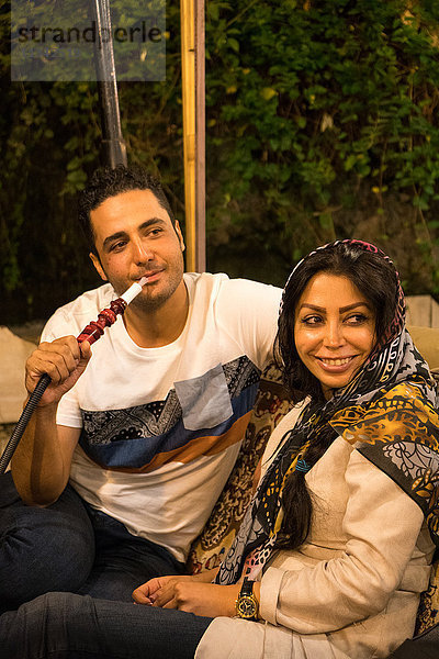Ehepaar beim Ausgehen in einem traditionellen Restaurant  Darband  Nord-Teheran  Iran  Naher Osten