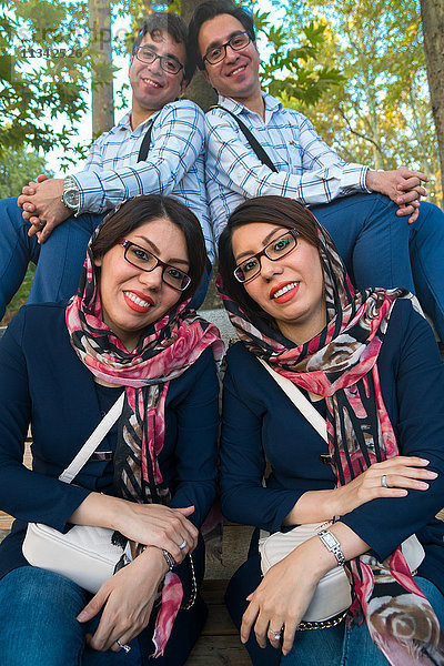 Verheiratete eineiige Zwillinge  Weißer Palast  der letzte Sommerpalast des Schahs  Sa'ad Abad  Teheran  Iran  Naher Osten