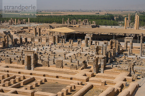 Überblick über Persepolis vom Grab von Artaxerxes III  Palast der 100 Säulen im Vordergrund  UNESCO-Weltkulturerbe  Iran  Naher Osten