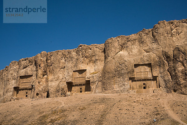 Gräber von Darius II.  Ataxerxes I. und Darius dem Großen  Nekropole Naqsh-e Rostam  nahe Persepolis  Iran  Naher Osten