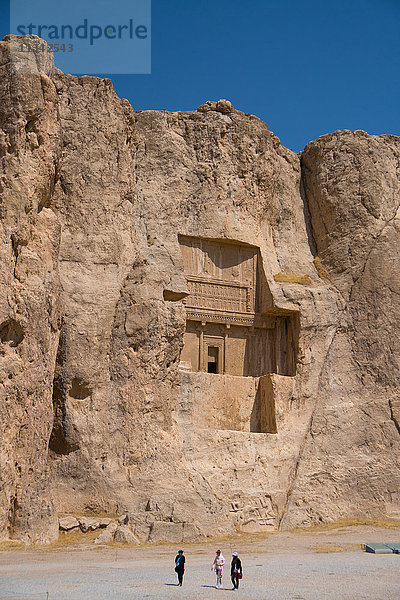 Touristen vor dem Grabmal von Darius dem Großen  Naqsh-e Rostam Nekropole  in der Nähe von Persepolis  Iran  Naher Osten