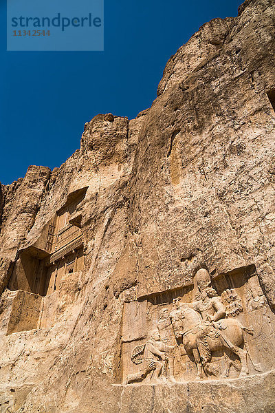 Grabmal von Ataxerxes I. und geschnitztes Relief darunter  Nekropole Naqsh-e Rostam  nahe Persepolis  Iran  Naher Osten