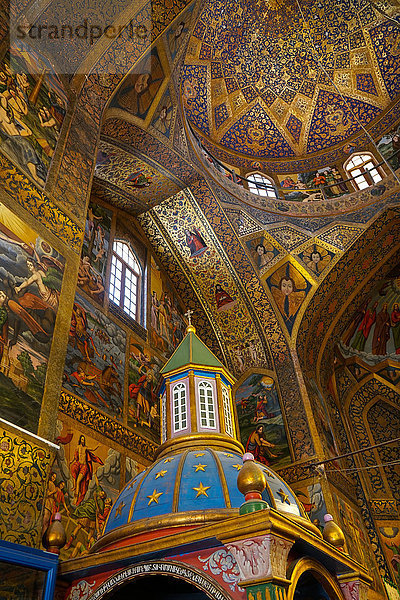 Innenansicht der Kuppel der (armenischen) Vank-Kathedrale mit dem Thron des Erzbischofs im Vordergrund  Isfahan  Iran  Naher Osten