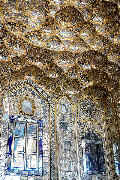 Verspiegelter Innenraum des Chehel Sotun (Chehel Sotoun) (40 Säulen) Palastes  Isfahan  Iran  Naher Osten