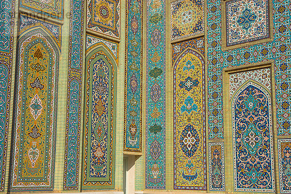 Kacheln an der Fassade  Aramgah-e Shah-e Cheragh (Mausoleum des Königs des Lichts)  Shiraz  Iran  Naher Osten