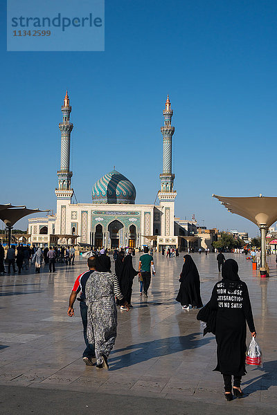 Astane-Platz vor der Imam-Hassan-Moschee  ungewöhnlich anspruchsvolle Botschaft (Can't Get No Satisfaction) auf dem Rücken eines Mädchens  Iran  Naher Osten