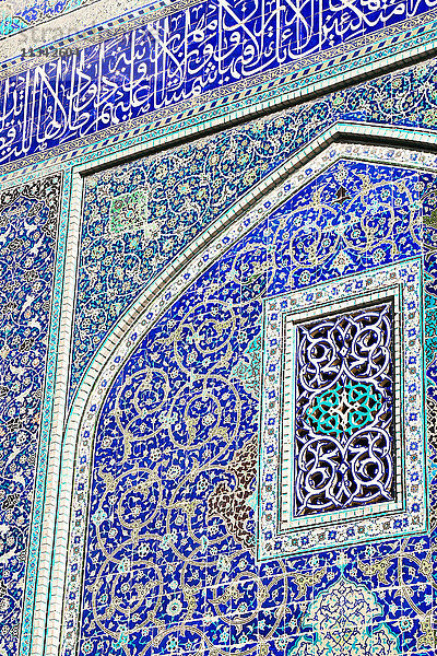 Detail von Keramikfliesen an der Wand in Isfahan-Blau  Imam-Moschee  UNESCO-Weltkulturerbe  Isfahan  Iran  Naher Osten