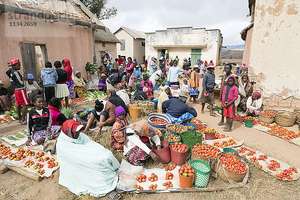 Gemüsehändler  Wochenmarkt von Sendrisoa  in der Nähe von Ambalavao  Zentralgebiet  Madagaskar  Afrika