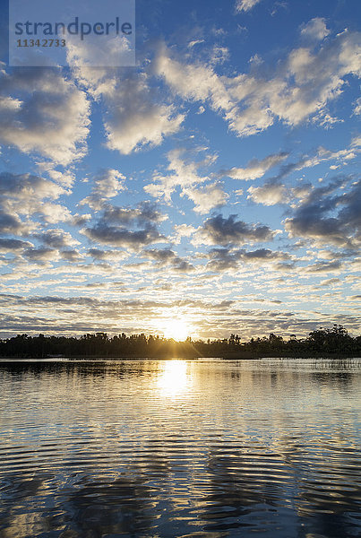 Wolken bei Sonnenuntergang  Kanalsystem der Pangalanes-Seen  Tamatave  Madagaskar  Afrika
