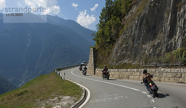Motorradfahrer auf dem Pass oberhalb von Martigny  Schweiz  Europa