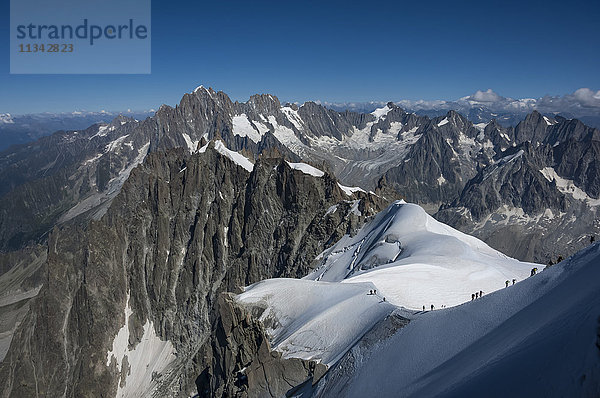Bergsteiger auf einem Schneefeld beim Aufstieg zum Aiguile du Midi  3842m  Graue Alpen  Chamonix  Hochsavoyen  Französische Alpen  Frankreich  Europa