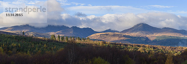 Blick auf Goatfell und die nördlichen Berge  Isle of Arran  North Ayrshire  Schottland  Vereinigtes Königreich  Europa