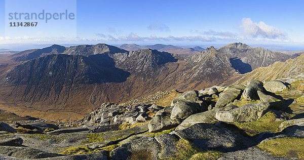 Panoramablick auf die Northern Mountains vom Gipfel des Goatfell  Isle of Arran  North Ayrshire  Schottland  Vereinigtes Königreich  Europa