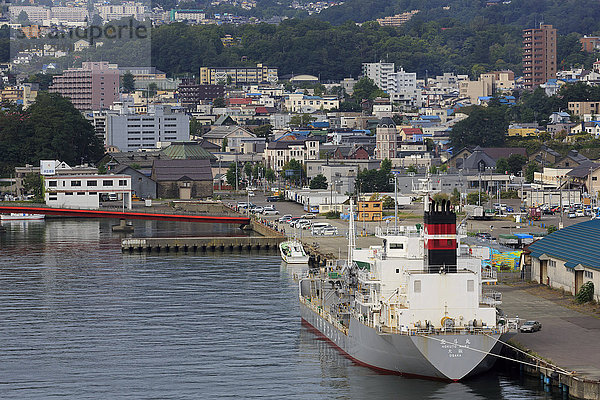 Frachtschiff  Hafen Otaru  Präfektur Hokkaido  Japan  Asien