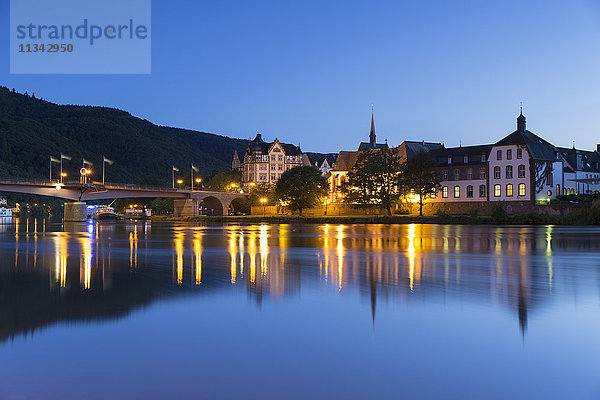 Blick auf Mosel und Bernkastel-Kues in der Abenddämmerung  Rheinland-Pfalz  Deutschland  Europa