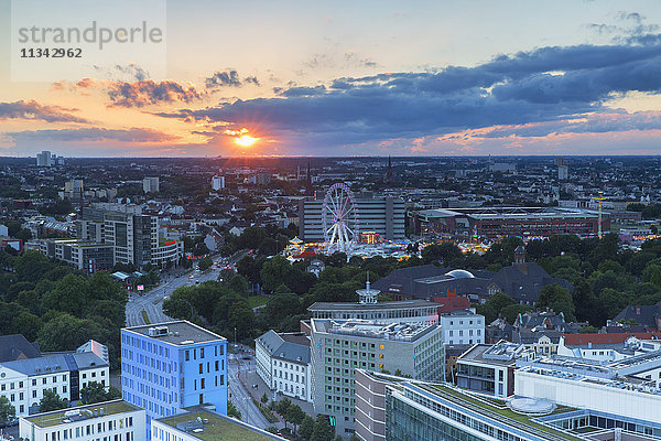 Blick auf St. Pauli bei Sonnenuntergang  Hamburg  Deutschland  Europa