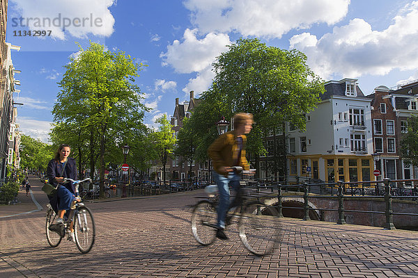 Radfahrer auf Brücke  Amsterdam  Niederlande  Europa