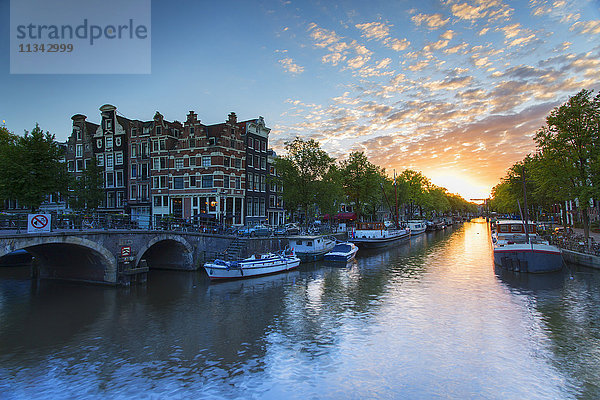 Prinsengracht und Brouwersgracht-Grachten bei Sonnenuntergang  Amsterdam  Niederlande  Europa