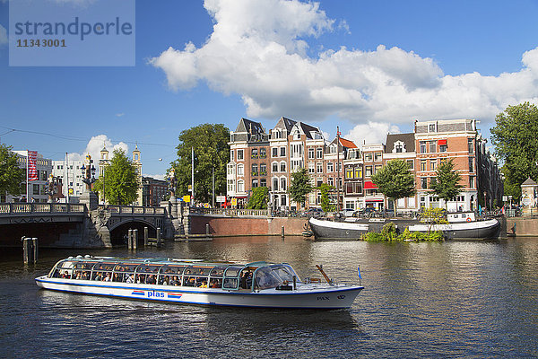 Touristisches Kreuzfahrtschiff auf dem Fluss Amstel  Amsterdam  Niederlande  Europa