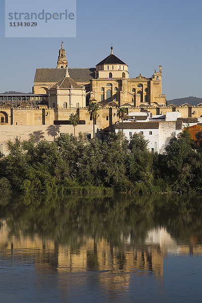 Der Fluss Guadalquivir  die Große Moschee (Mesquita) und die Kathedrale von Córdoba  UNESCO-Weltkulturerbe  Córdoba  Andalusien  Spanien  Europa