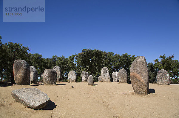 Megalithische Steinkreise  5000 bis 4000 v. Chr.  Almendres Cromlech  bei Evora  Portugal  Europa